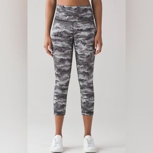 Wunder Under High-Rise Crop 21” Luon Hazy Days Black White Size 6